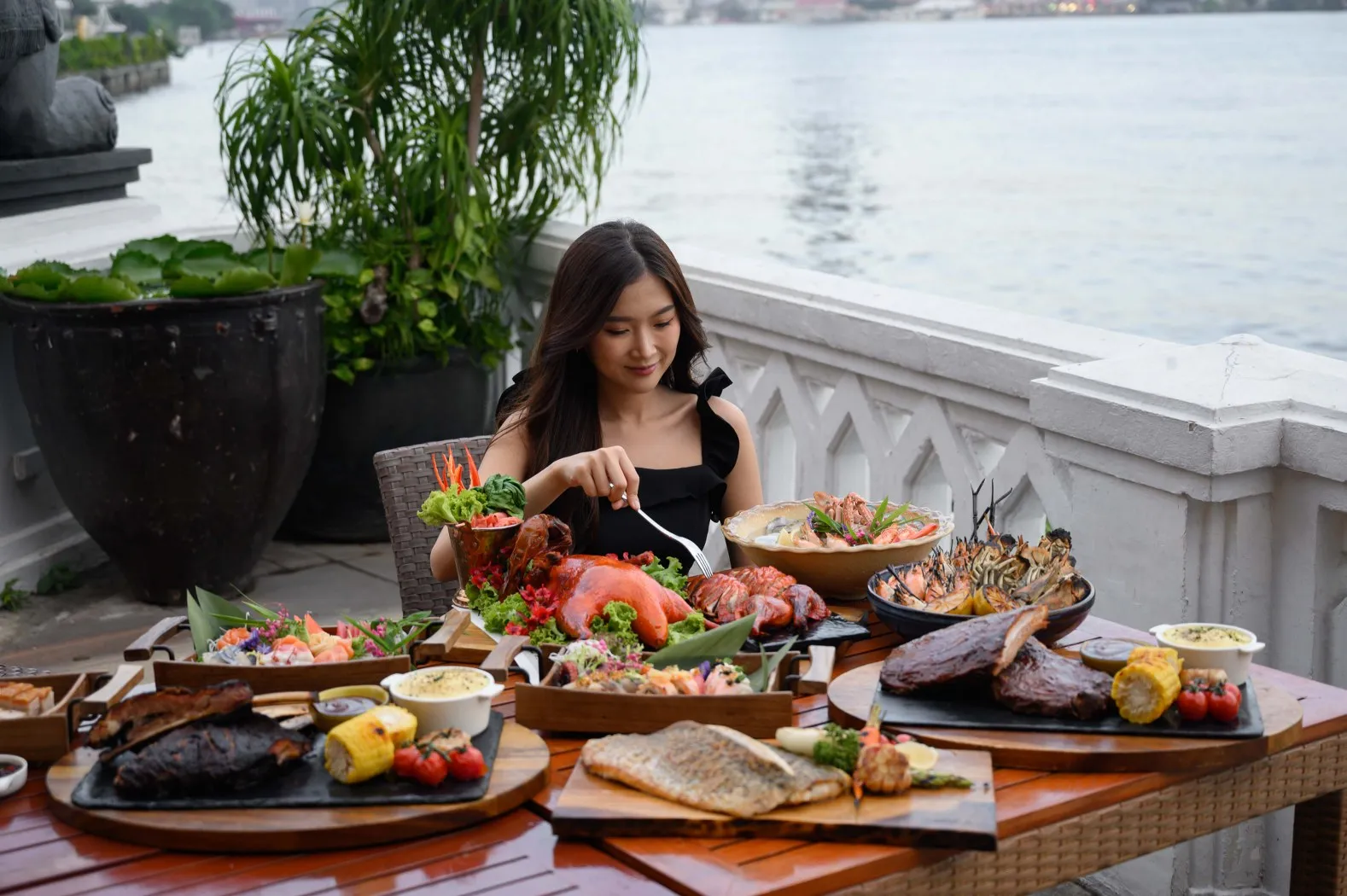 Riverside Terrace at Anantara Riverside โปรบุฟเฟ่ต์ มา 2 จ่าย 1 เดือนมิถุนายน 2568