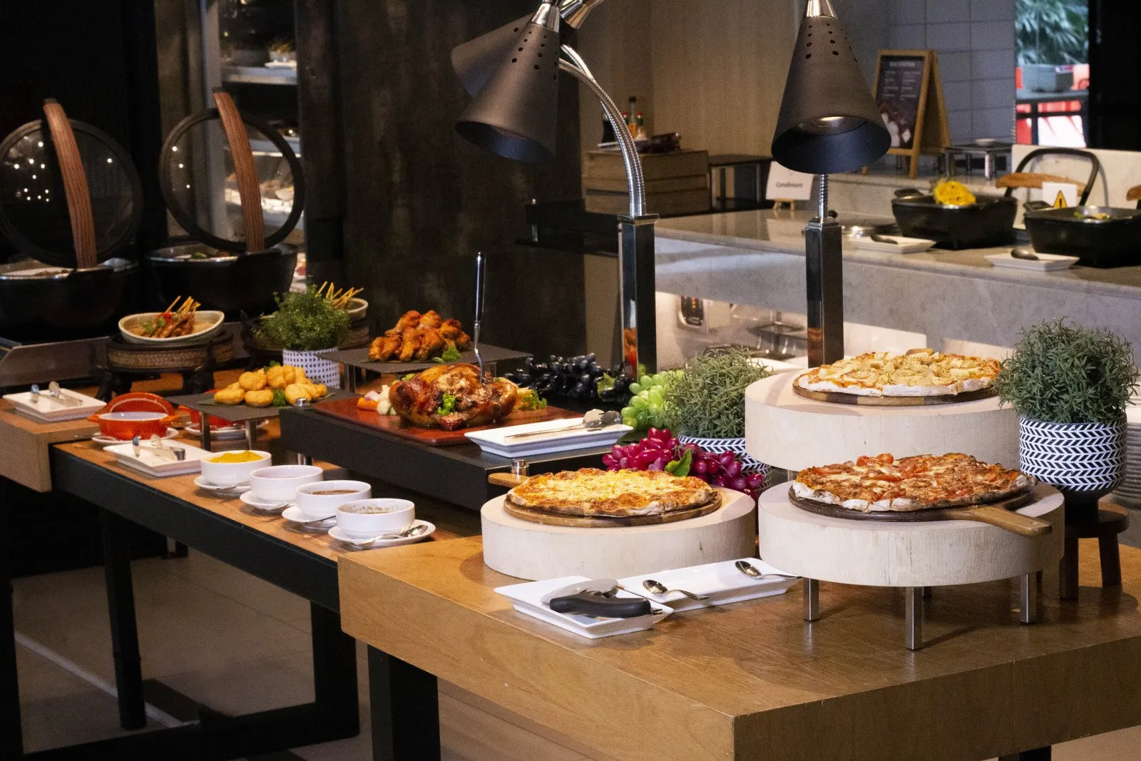 Food Exchange Restaurant at Novotel Bangkok Sukhumvit 4 โปรบุฟเฟ่ต์ มา 2 จ่าย 1 เดือนมิถุนายน 2568