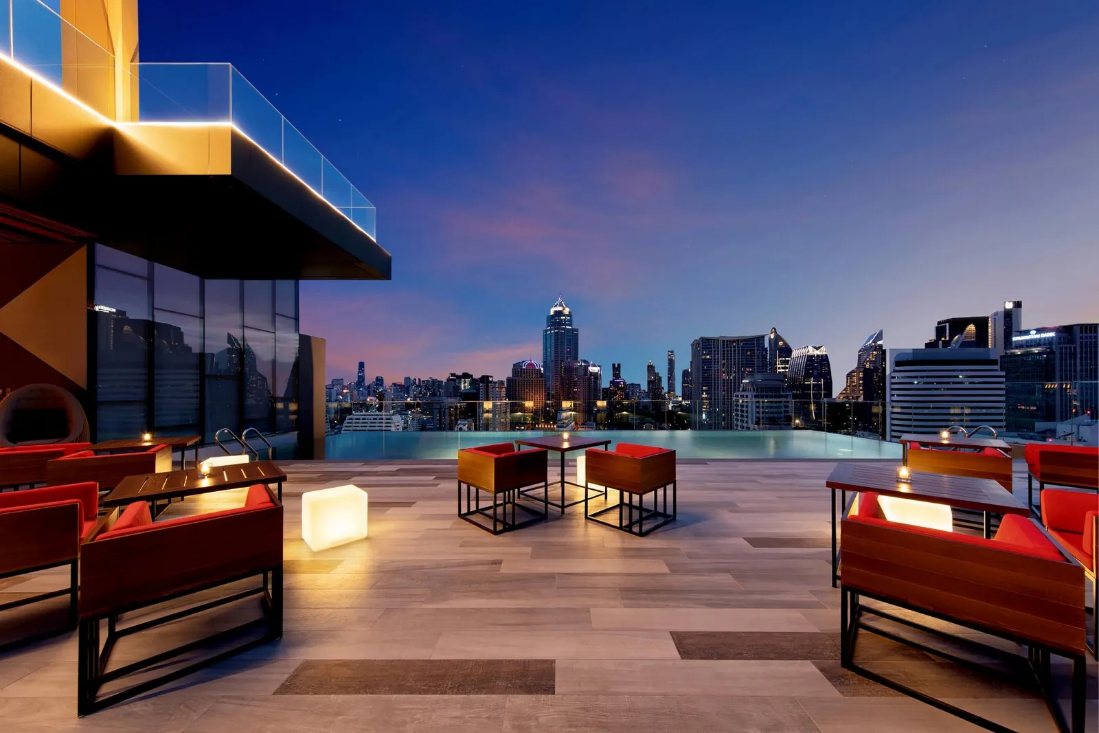 RedSquare Rooftop Bar at Novotel Bangkok Sukhumvit 4  โปรโมชั่นร้านอาหาร เดือนกุมภาพันธ์ 2568